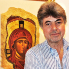 El artista búlgaro Kristio Nicolov ante una de las obras que expone en León.