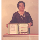 Ángela Ruiz Robles con su enciclopedia mecánica. DL