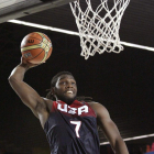 Kenneth Faried machaca la canasta de Ucrania durante el encuentro disputado en Bilbao.