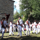 Los danzantes de Peranzanes hicieron una exhibición de sus bailes por la mañana, ante todos los asistentes a la romería.