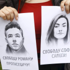 Una manifestante sostiene los retratos de Roman Protasevic y su novia. TOMS KALNINS