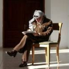 Arafat lee documentos en su despacho de la Mukata