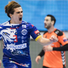 Mario López celebra un gol frente al Kadetten en Suiza, donde hace una semana se impuso el Abanca Ademar. CHRISTIAN MERZ
