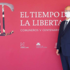 Luis Fuentes junto al cartel del aniversario de la revuelta de Villalar. R. GARCÍA