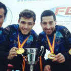El leonés Euduardo de Paz, segundo por la izquierda, con la medalla y el trofeo. DL
