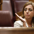 Carme Chacón aplaude ayer en el Congreso.