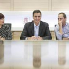 La presidenta, el secretario general y el secretario de Organización del PSOE, Micaela Navarro, Pedro Sánchez y César Luena, en una reunión de la Ejecutiva.