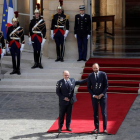 Cazeneuve y su sucesor como primer ministro, Philippe, tras el traspaso de poderes. THOMAS SAMSON