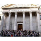 Foto de familia de los diputados de 1981 a la que no ha llegado a tiempo Manuel Fraga.