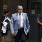 El secretario general de Presidencia sale de las dependencias de la Guardia Civil