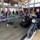 María Antonia Gancedo junto a M. Recicler para dar la vuelta inaugural con el sidecar. ANA F. BARREDO