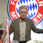 Jupp Heynckes posa con los cuatro títulos conseguidos con el Bayern en la temporada 2012-13