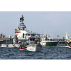Barcos de la Policía de Gibraltar y patrulleras de la Guardia Civil a escasos metros en la protesta de los pescadores.