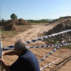 El gerente de Contenedores del Bierzo, ayer ante el precintado de la escombrera.