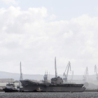 El ‘Príncipe de Asturias’ abandonó ayer el astillero Navantia de Ferrol. CABALAR