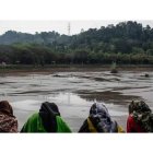 Imagen de tres mujeres en la ribera del río que pasa por la localidad de Kelantan. FAZRY ISMAI