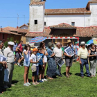 La imagen recoge un momento del homenaje a Nano Urdiales en Nava de los Caballeros. DL