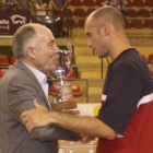 Juanjo Bernabé recoge el trofeo de subcampeón de la Copa.