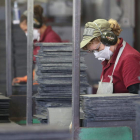 Dos trabajadoras de una pizarrera, en imagen de archivo. L. DE LA MATA