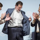 El presidente del Gobierno en funciones, Mariano Rajoy, en un acto junto a la presidenta del PP valenciano, Isabel Bonig y Rita Barberà, exalcaldesa de Valencia.