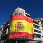 Imagen de la una bandera española gigante que Teatro Barceló colocó en la facahada del edificio de la discoteca.