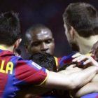 Abidal, en el centro, recibe el apoyo de sus compañeros.