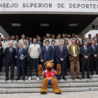 El presidente del CSD, José Ramón Lete, posa con la selección antes de partir a Croacia. J. J. GUILLÉN