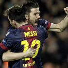 Messi celebra con Villa el primero de sus goles; el tercero lo marcó el asturiano.