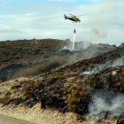 El helicóptero de la Junta, interviniendo el martes en el incendio de El Acebo. ANA F. BARREDO