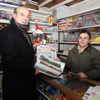 Un lector muestra la primera lámina del calendario con el periódico, ayer en un kiosko.