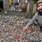 Sebastián Román, con parte de su gran maqueta elaborada a base de componentes informáticos y de electrodomésticos.