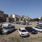 El proyecto contempla el asfaltado de parte de la parcela, que seguirá albergando coches. MARCIANO P.