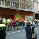 Los trabajadores de las Brigadas Contra Incendios ante la sede de Tragsa en la capital.