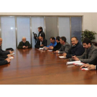 Integrantes de la Mesa de la Energía y por el Futuro del Bierzo, reunidos ayer en Ponferrada para preparar con los sindicatos y resto de agentes la manifestación del día 16. ANA F. BARREDO