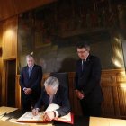 El periodista Fernando Ónega entre Antonio Silván y Juan Martínez Majo