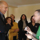 Diez charla con uno de los integrantes de Alfaem.