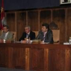 El alcalde, presidiendo ayer el pleno junto a Darío Martínez, Juan Elicio Fierro y Reiner Cortés