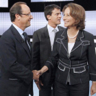 Ségolène Royal y François Hollande se saludan antes de un debate televisado, el pasado 15 de septiembre en París.