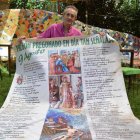 Cesáreo Álvarez Alonso posa en la terraza de la Cueva del Túnel con el texto del pregón. MEDINA