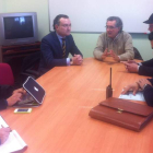 Fernando Salguero durante la reunión que mantuvo con el alcalde de Valverde.