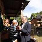 Un momento de la inauguración ayer del centro cívico de San Adrián de Valdueza. ANA F. BARREDO