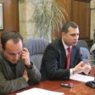 El concejal de Acción Social, Reiner Cortés, ayer con dos trabajadores de su área