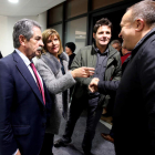 Jesús Cintora, Miguel Ángel Revilla, a punto de besar un botillo, y la alcaldesa, Mari Paz Martínez, ayer en el recinto ferial. ana f. barredo