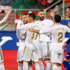 Los jugadores del Real Madrid celebran el segundo gol de Karim Benzema en el partido ante el Eibar, correspondiente a la décimo tercera jornada de LaLiga Santander, disputada este sábado en el estadio Municipal de Ipurúa. EFE/Juan Herrero.