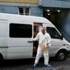 Agentes de la policía buscan pruebas en el apartamento del médico