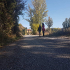 Oláiz y Varón en la calle Casería, que se asfalta como mejora al plan. DL