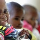 Foto de archivo de niños con sida abandonados por sus madres en una guardería de África