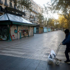 Un kiosco de las Ramblas de Barcelona se prepara para abrir este miércoles. QUIQUE GARCÍA