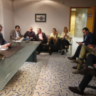 Juan Martínez Majo analiza la evolución del escrutinio en su despacho de la sede del PP. JESÚS F. SALVADORES