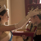 Claire Foy, como Isabel II, y Matt Smith, como el duque de Edimburgo, en la segunda temporada de The crown.